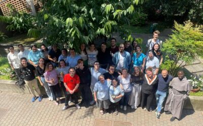 Sorrisi che brillano, cuori contenti.